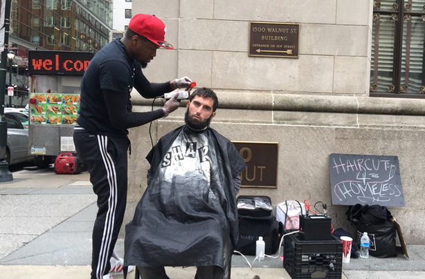 barber-gave-free-haircuts-homeless-gifted-barbershop